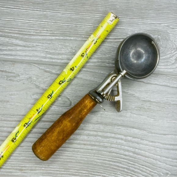 Vintage metal and wood ice cream scooper can be used it as decoration’s kitchen - Picture 6 of 8